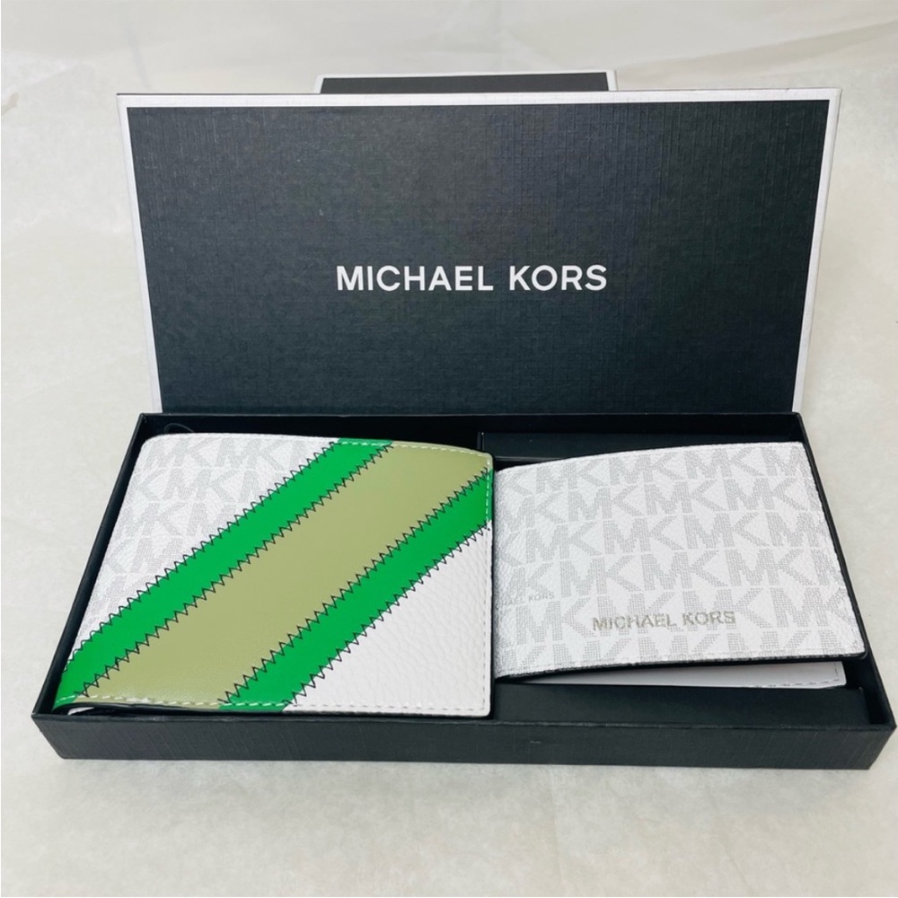 New in box Michael Kors 3 in 1 boxed white wallet set palm
